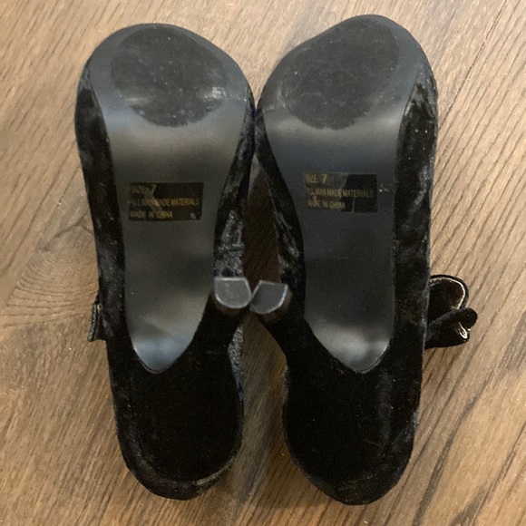 New Black Velvet Platform Heels    Size 7 - Picture 6 of 9
